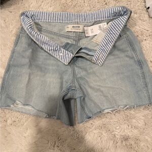 Hollister Light Blue short jean size 28 woman, brand new with tags (fits baggy)